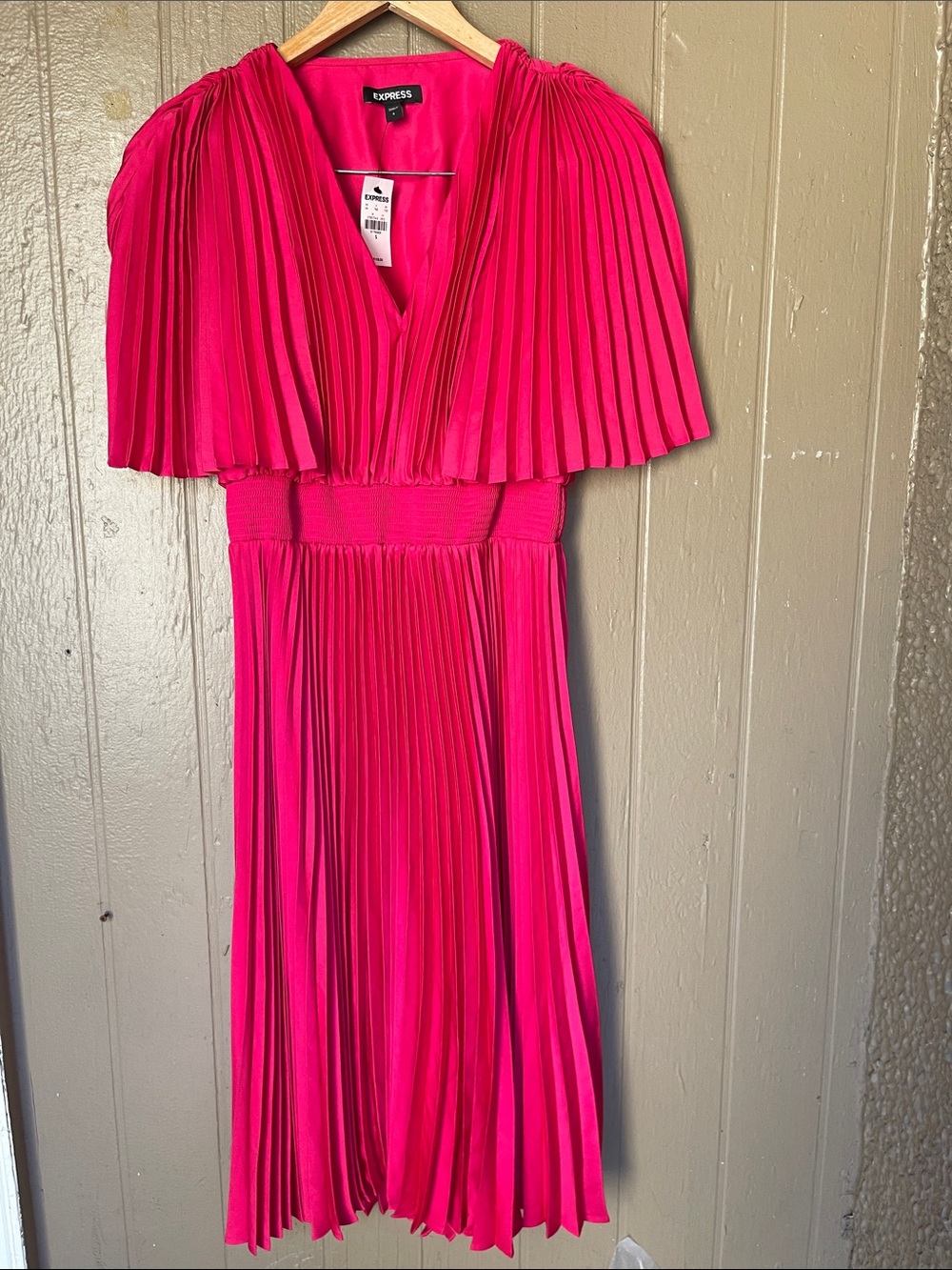 Express Pleated V Neck Midi Dress in Energy Pink Size XS